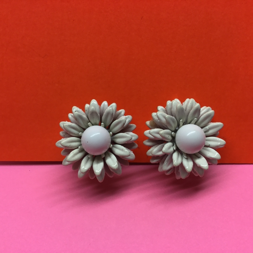 🧨 Vintage flower ball center clip on earrings